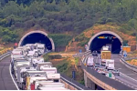 Il traffico bloccato sulla Variante di valico