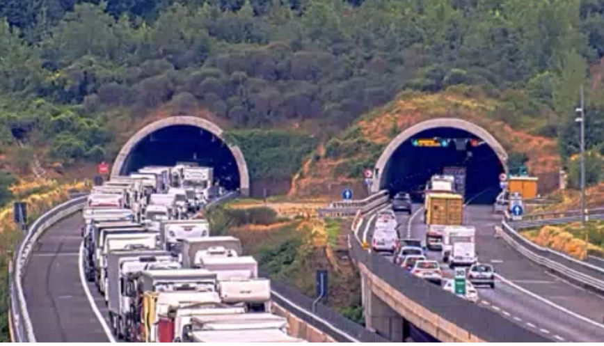 Il traffico bloccato sulla Variante di valico