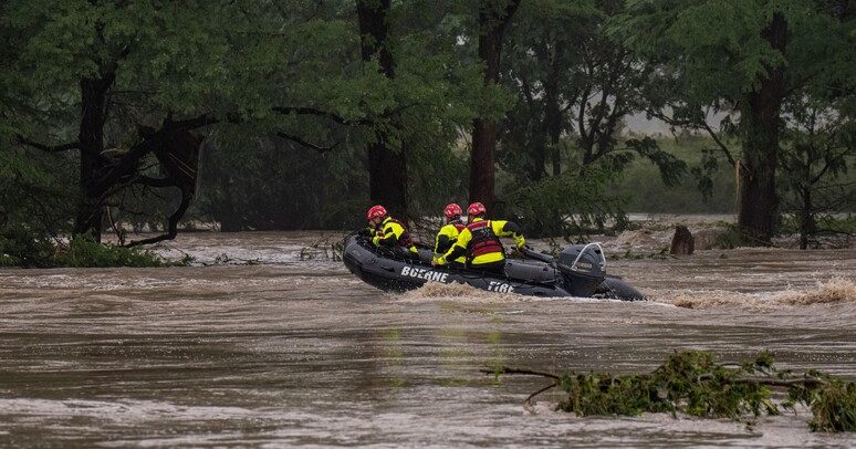 I soccorsi dopo l'alluvione in Texasa