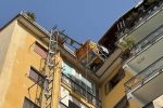 Il palazzo del quartiere Arenella dove si è verificato l'incidente sul lavoro