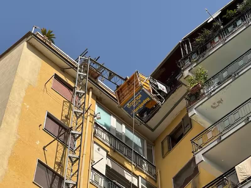 Il palazzo del quartiere Arenella dove si è verificato l'incidente sul lavoro