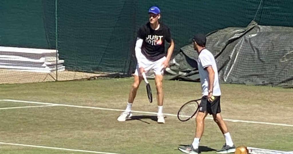 Jannik Sinner si allena col gomito fasciato