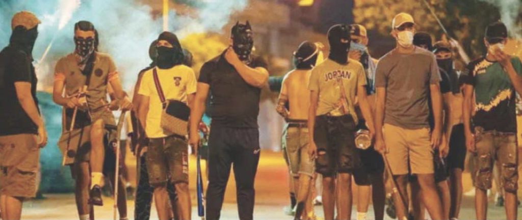 La Francia valuta il coprifuoco per le babygang