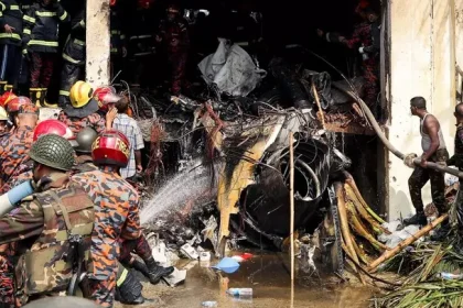 L'aereo militare che si è schiantato sulla scuola in Bangladesh