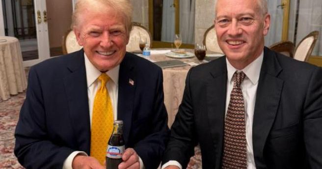 La bottiglia commemorativa di Coca regalata a Trump prima del secondo giuramento