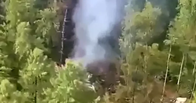 La fusoliera in fiamme di aereo scomparso in Russia 