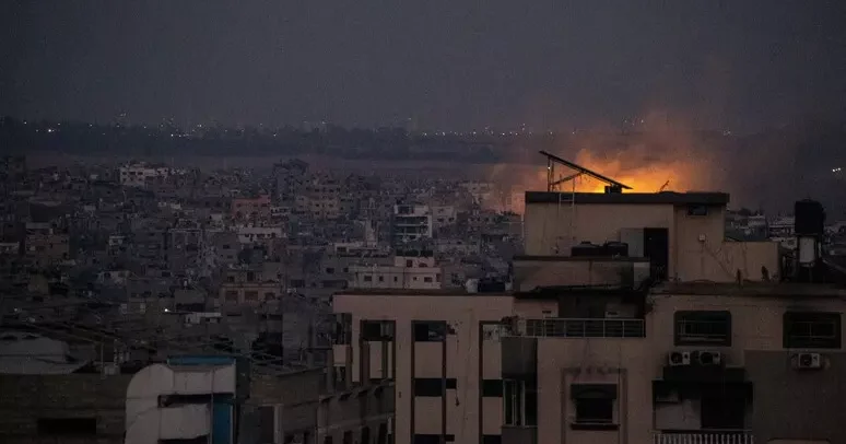 Si alza del fumo dopo un attacco aereo israeliano