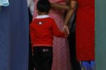 Alcuni bambini figli di immigrati al loro primo giorno di scuola