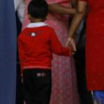 Alcuni bambini figli di immigrati al loro primo giorno di scuola