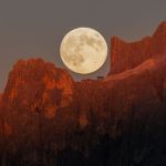 La Luna piena tra le Dolomiti (fonte: Fabian Dalpiaz)