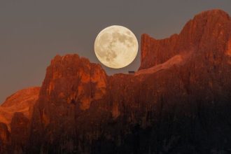 La Luna piena tra le Dolomiti (fonte: Fabian Dalpiaz)