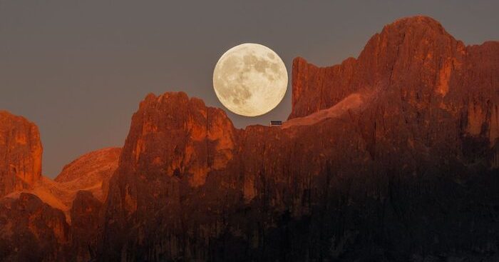 La Luna piena tra le Dolomiti (fonte: Fabian Dalpiaz)