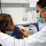 Una pediatra con una piccola paziente