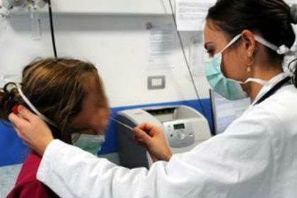 Una pediatra con una piccola paziente