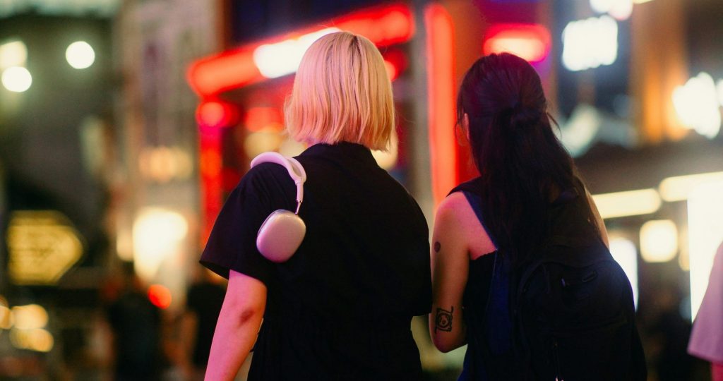 Donne in città di notte