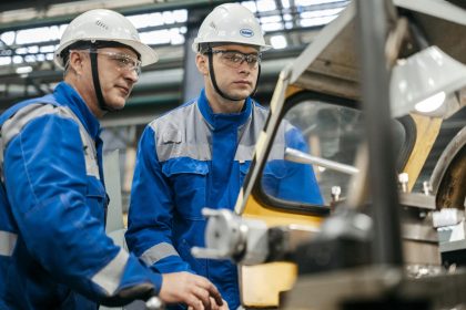 operai in fabbrica