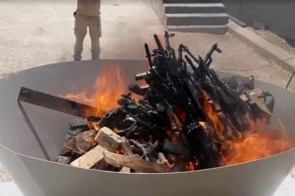 Le armi deposte dai combattenti del PKK