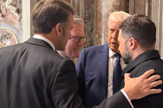 Trump con il premier britannico Starmer, il presidente francese Macron e quello ucraino, Zelensky ai funerali di papa Francesco