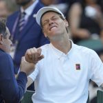 Jannik Sinner dopo l'infortunio al gomito