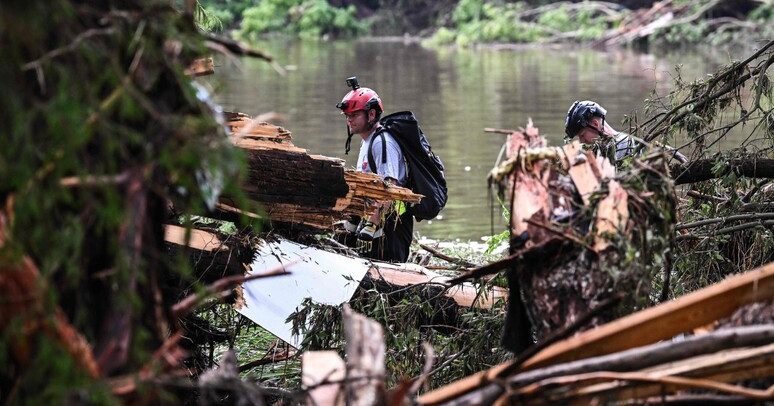 Le ricerche dei dispersi in Texas dopo l'alluvione
