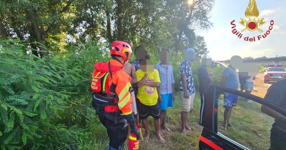 Il salvataggio dei ragazzi sorpresi dalle piogge e bloccati su un isolotto sul Piave