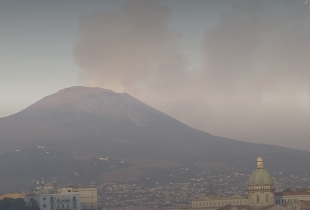 Le fiamme si vedono da Napoli