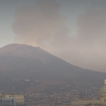 Le fiamme si vedono da Napoli