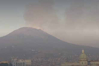 Le fiamme si vedono da Napoli