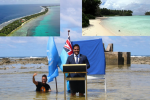 Il ministro degli Esteri di Tuvalu durante il discorso sui cambiamenti climatici per la COP26 mentre è in piedi in mare