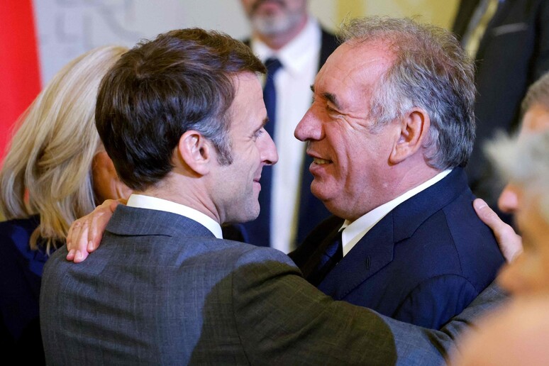 Crisi di governo, la palla a Macron. Lecornu è il nuovo Primo ministro