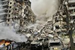 Macerie a Dnipro, Ucraina, dopo che un razzo russo ha colpito un edificio a più piani