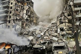 Macerie a Dnipro, Ucraina, dopo che un razzo russo ha colpito un edificio a più piani