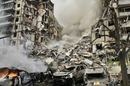 Macerie a Dnipro, Ucraina, dopo che un razzo russo ha colpito un edificio a più piani