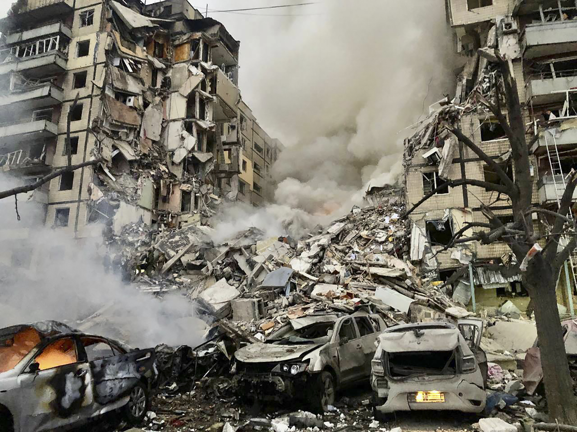 Macerie a Dnipro, Ucraina, dopo che un razzo russo ha colpito un edificio a più piani