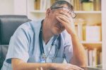 Secondo Eurispes e Fondazione Enpam, ne soffrono il 50% dei camici bianchi e il 45% degli infermieri