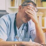 Secondo Eurispes e Fondazione Enpam, ne soffrono il 50% dei camici bianchi e il 45% degli infermieri