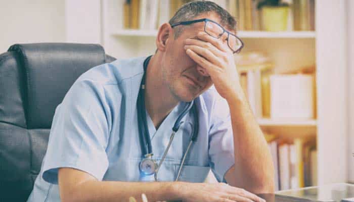 Secondo Eurispes e Fondazione Enpam, ne soffrono il 50% dei camici bianchi e il 45% degli infermieri