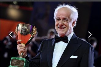 Toni Servillo premiato come "miglior attore" alla Mostra di Venezia