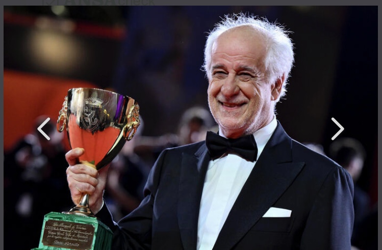 Toni Servillo premiato come "miglior attore" alla Mostra di Venezia