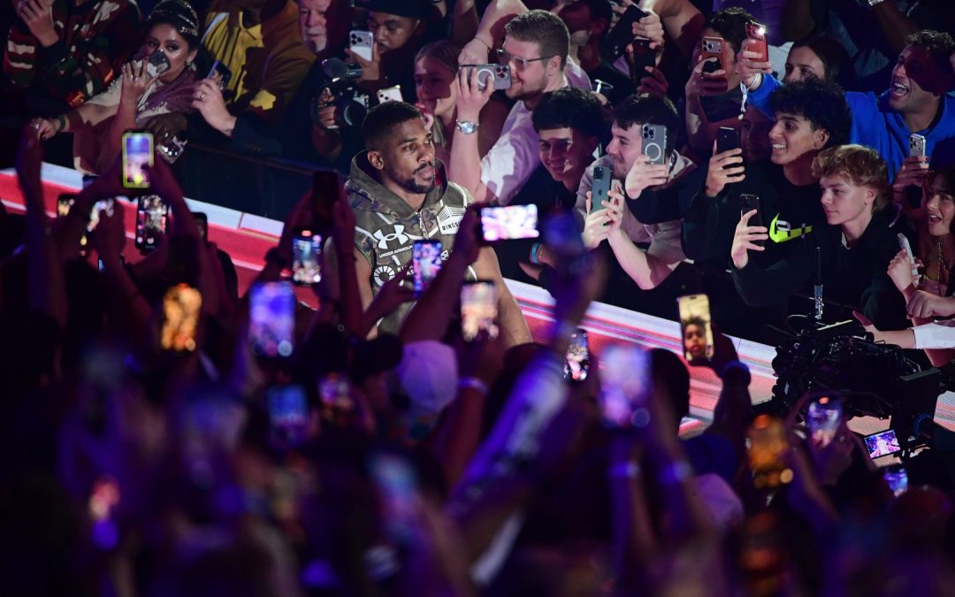 Paura per Joshua, incidente stradale in Nigeria: due morti, il pugile lievemente ferito