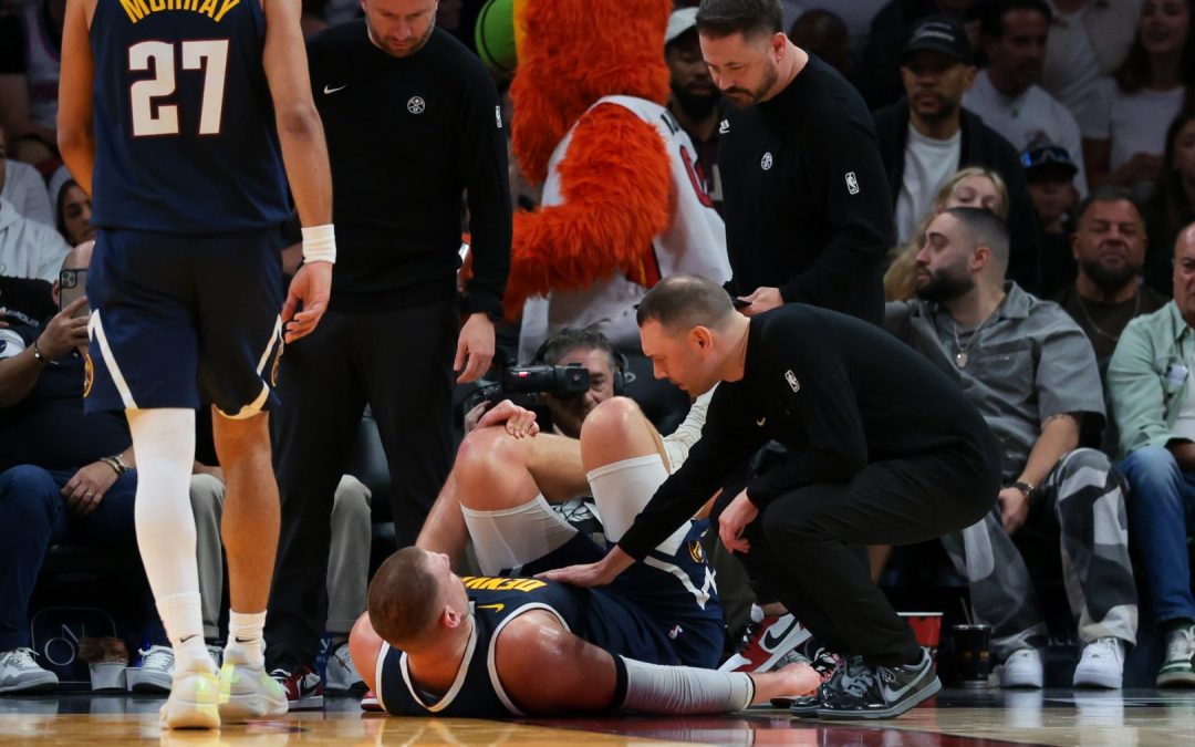 Impresa Cleveland contro San Antonio, infortunio al ginocchio per Jokic