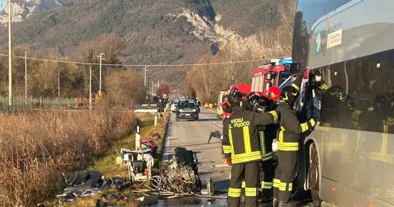 Auto contro corriera a Maniago: muore automobilista, feriti studenti 