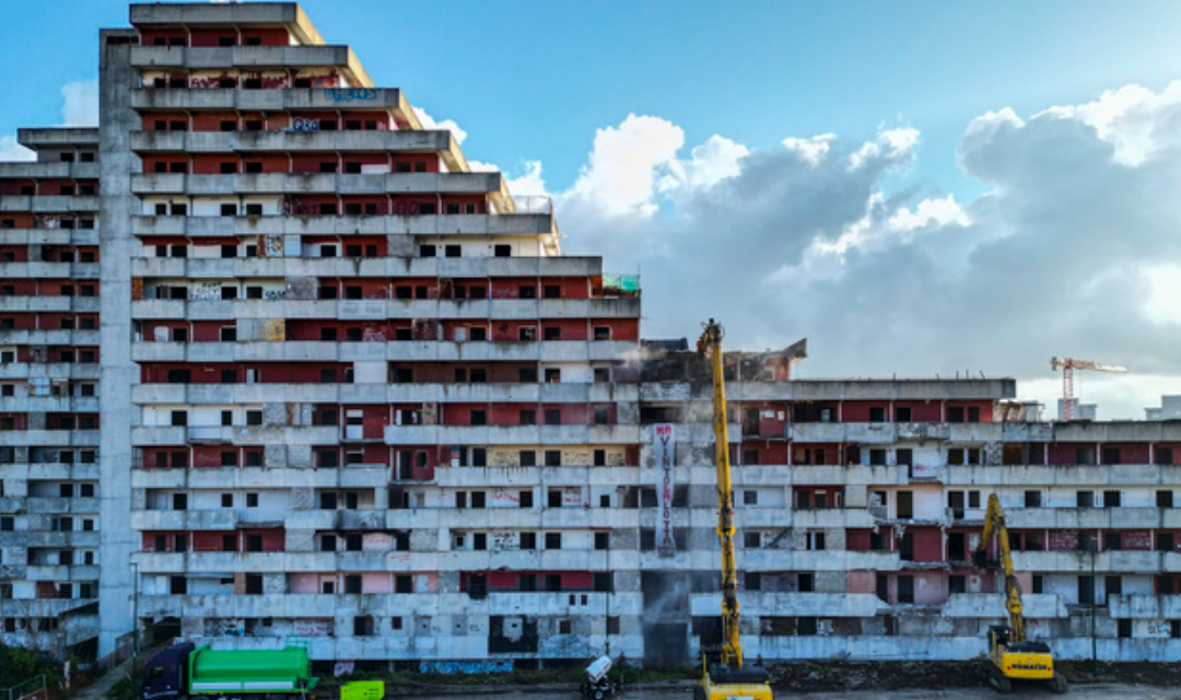 Scampia, demolita anche la Vela Rossa: Napoli cambia volto
