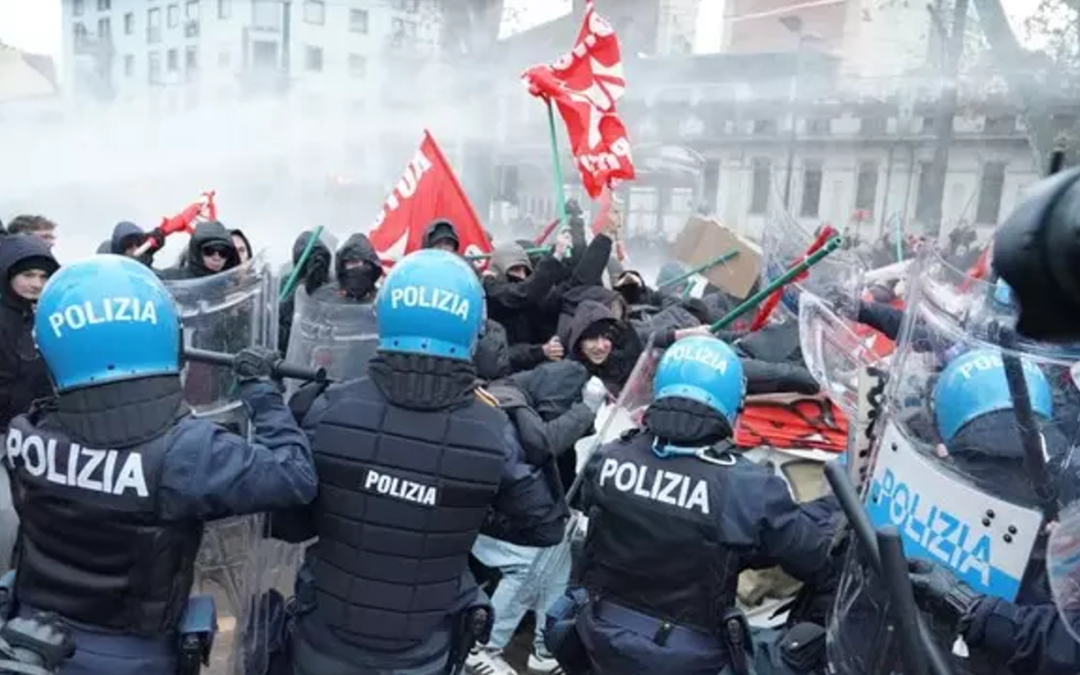 Scontri tra manifestanti e polizia al corteo per Askatasuna a Torino