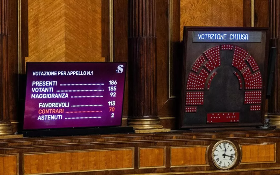Manovra, fiducia al Senato tra le proteste: 113 sì, 70 no e 2 astenuti