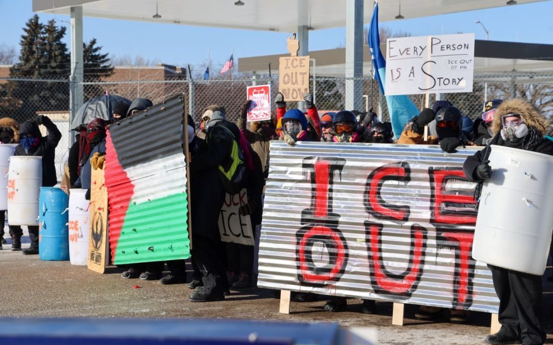 Minneapolis, uomo ucciso da agenti federali, governatore e sindaco “Trump ritiri ICE”