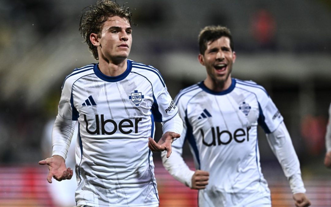 Il Como vince 3-1 in rimonta a Firenze, ai quarti contro il Napoli