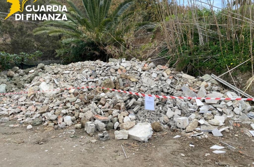 Discarica abusiva di 300 mq a Ischia, sequestri e denunce