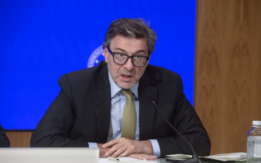 S&P conferma per l’Italia il rating e aumenta outlook, Giorgetti “Lavoro paga”