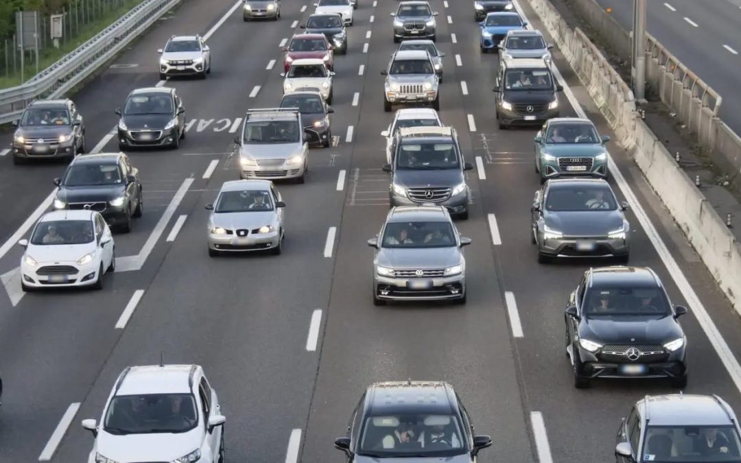 Nel 2025 mercato auto in Ue in crescita dell’1,8%, elettriche e ibride trainano il settore